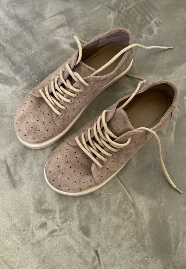 Summer sneakers with ventilation