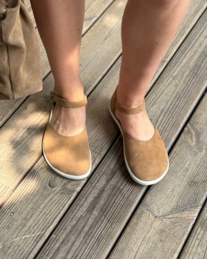 Anatomical closed-toe sandals
